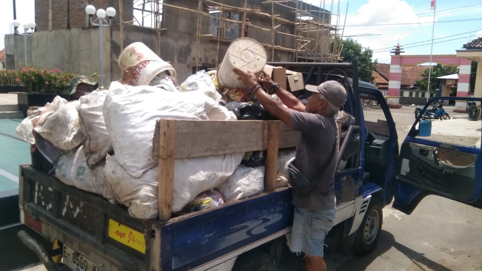 Pemeliharaan Fasilitas Pengelolaan Sampah /Pemukiman (Penampungan Bank sampah dll)Desa